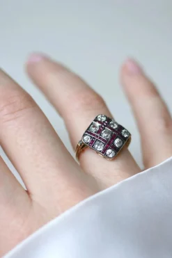 Bague ancienne Damier Diamants et Rubis Calibrés