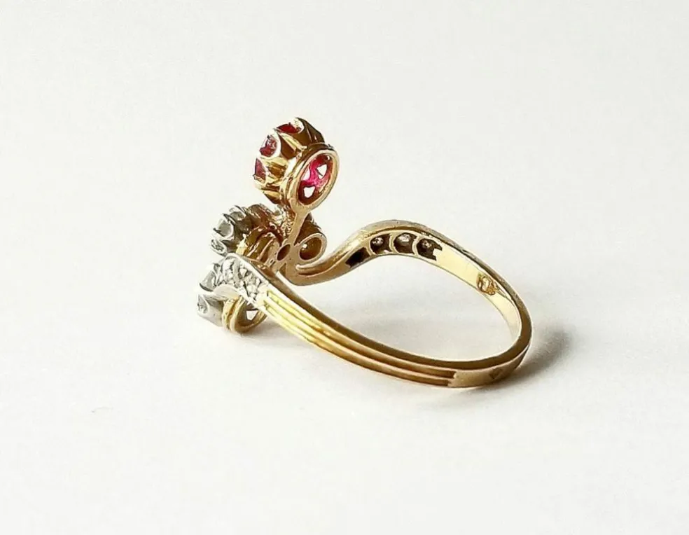 Bague ancienne duchesse or jaune diamants et rubis
