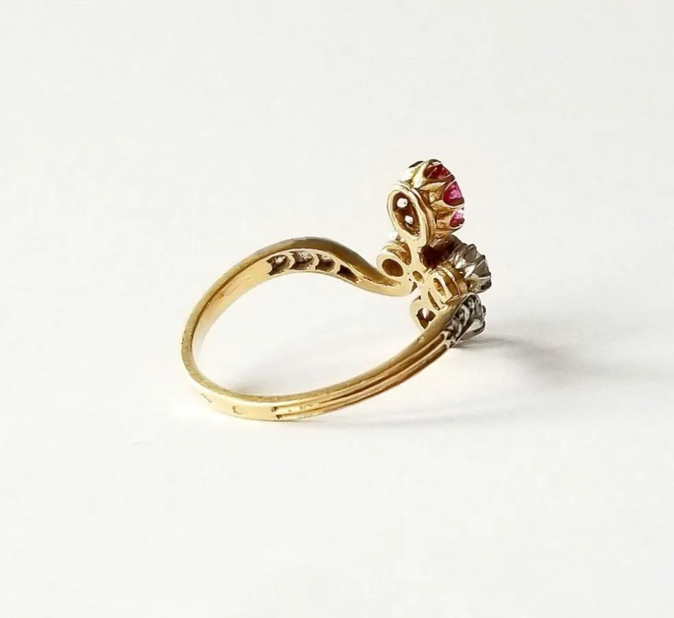 Bague ancienne duchesse or jaune diamants et rubis