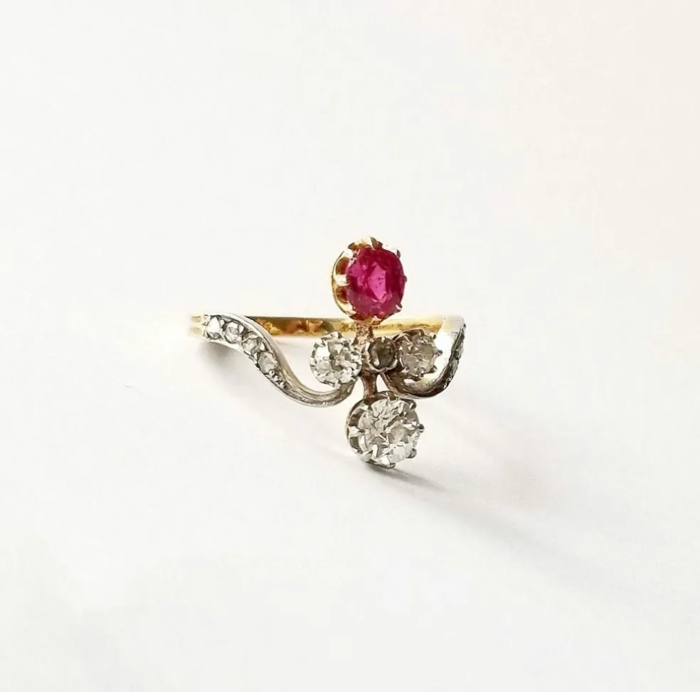 Bague ancienne duchesse or jaune diamants et rubis