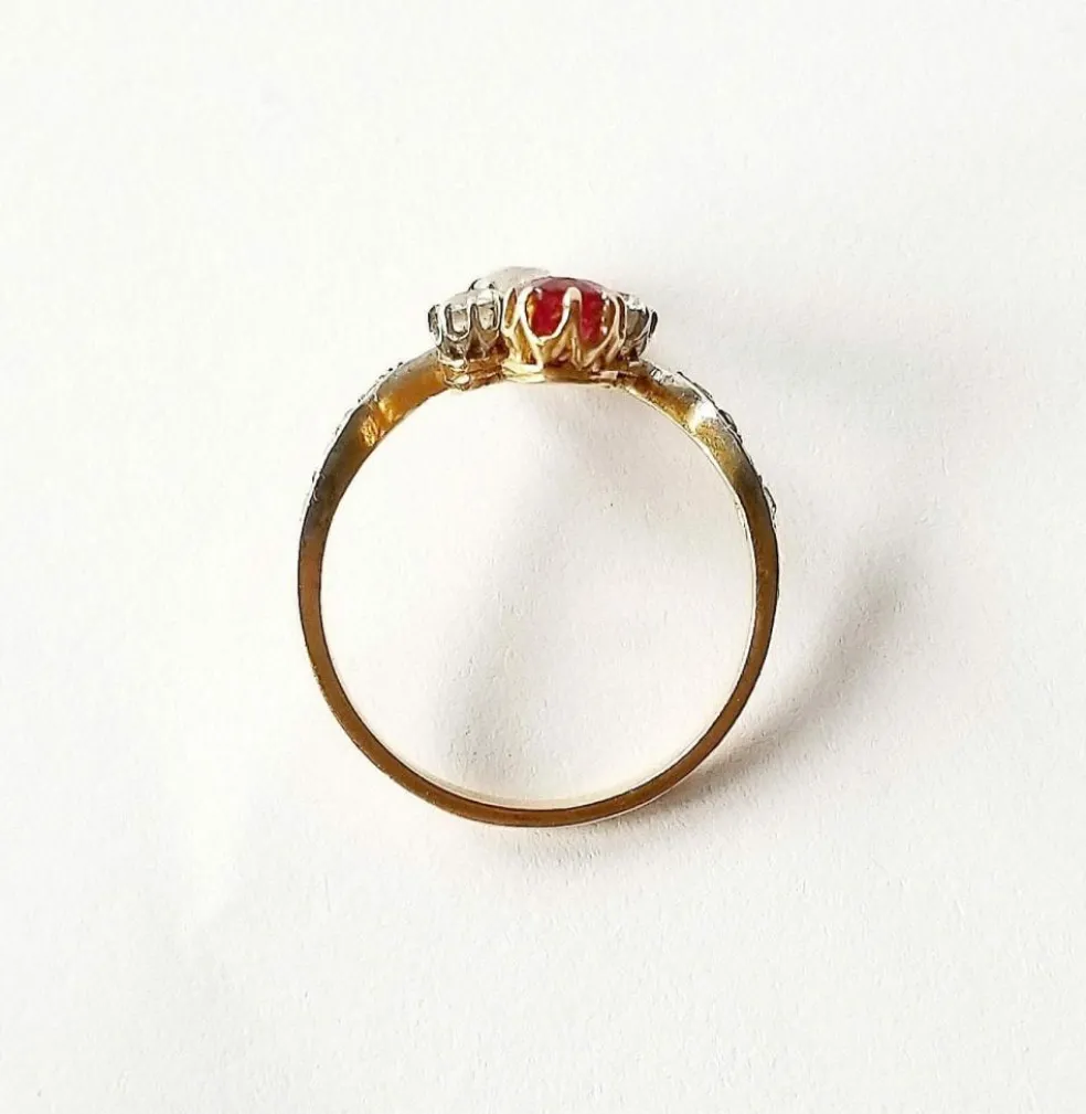 Bague ancienne duchesse or jaune diamants et rubis