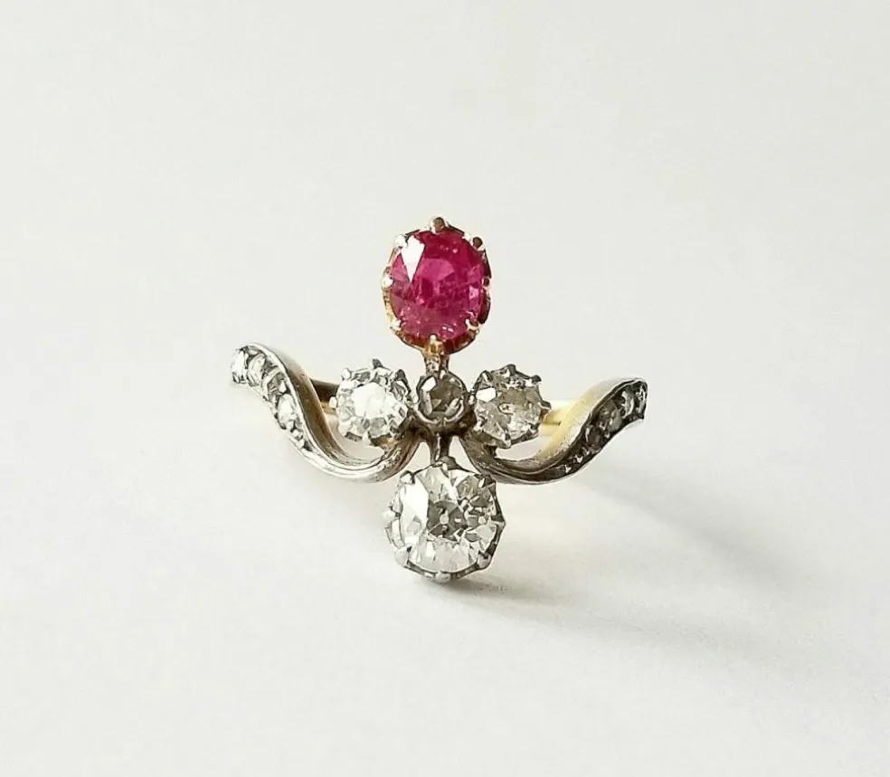 Bague ancienne duchesse or jaune diamants et rubis