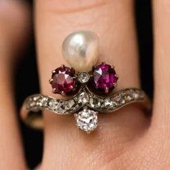Bague ancienne duchesse rubis diamants et perle fine