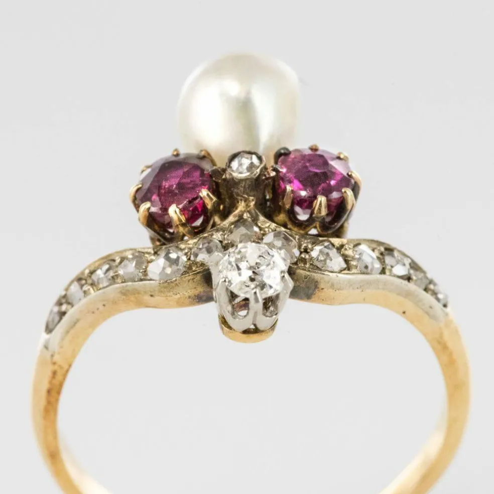Bague ancienne duchesse rubis diamants et perle fine