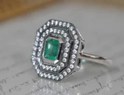 Bague ancienne en diamant et émeraude