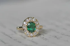 bague ancienne en émeraude verte