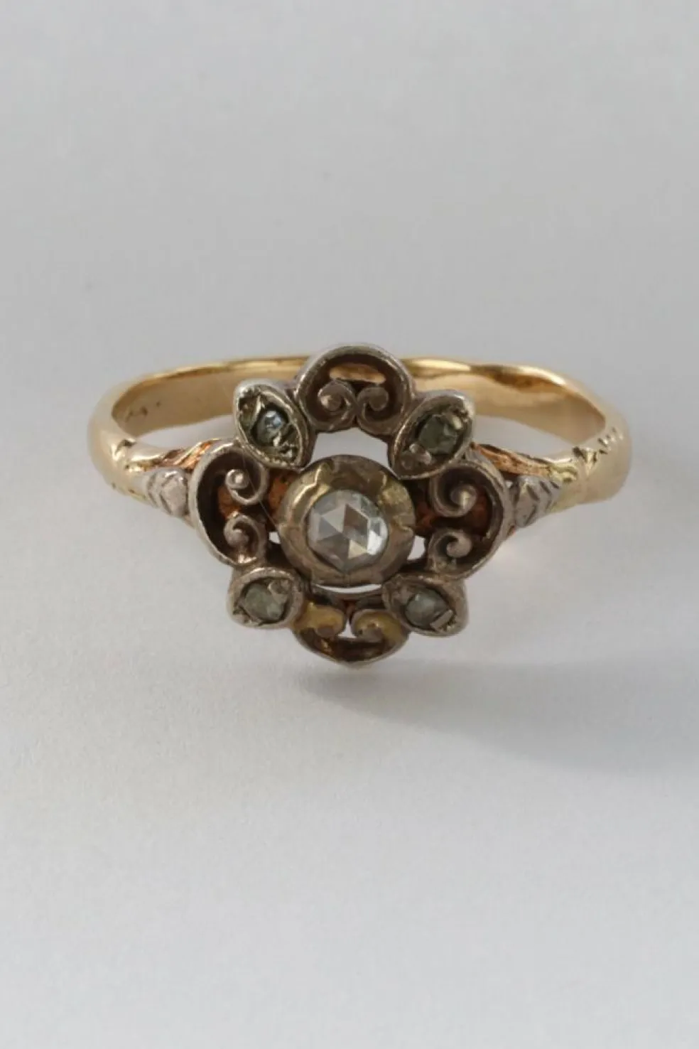 Bague ancienne en or 14 carats et argent avec diamants taille rose