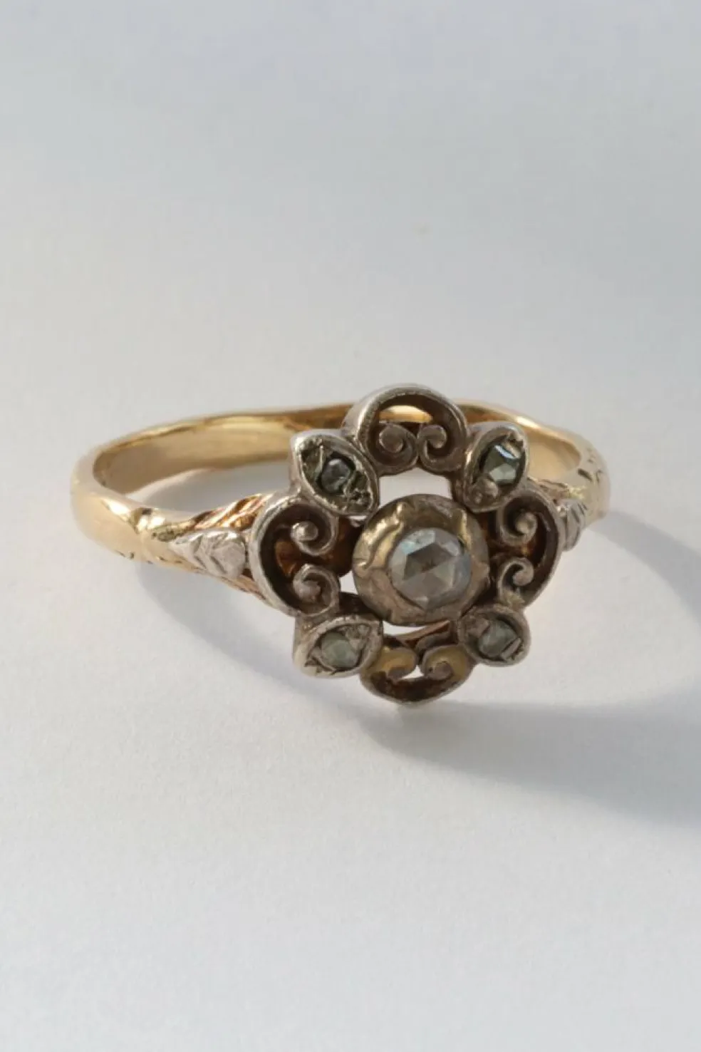 Bague ancienne en or 14 carats et argent avec diamants taille rose
