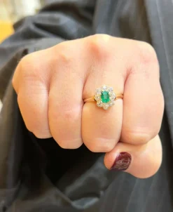 Bague ancienne en or 18 carats , émeraude et diamants