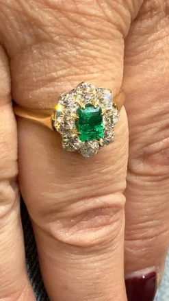 Bague ancienne en or 18 carats , émeraude et diamants