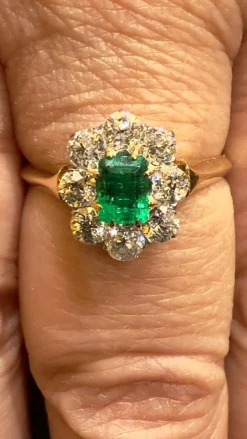 Bague ancienne en or 18 carats , émeraude et diamants