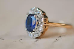 Bague ancienne en or bicolore avec saphir bleu et diamants
