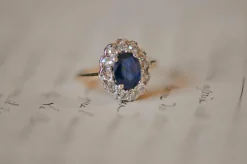 Bague ancienne en or bicolore avec saphir bleu et diamants