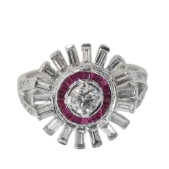 Bague ancienne en or blanc, rubis et diamants