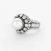 Bague ancienne en or blanc, diamants et une perle.