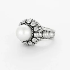 Bague ancienne en or blanc, diamants et une perle.