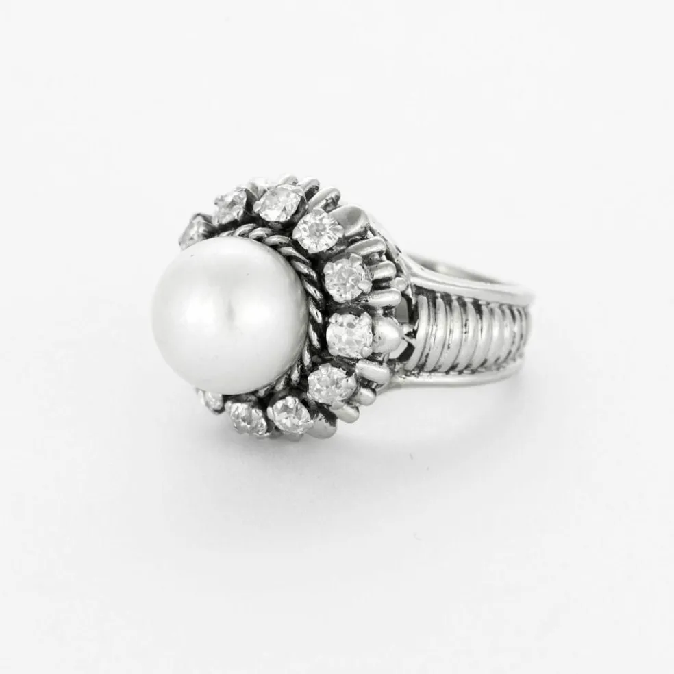Bague ancienne en or blanc, diamants et une perle.