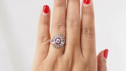 Bague ancienne en or blanc, rubis et diamants