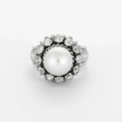 Bague ancienne en or blanc, diamants et une perle.