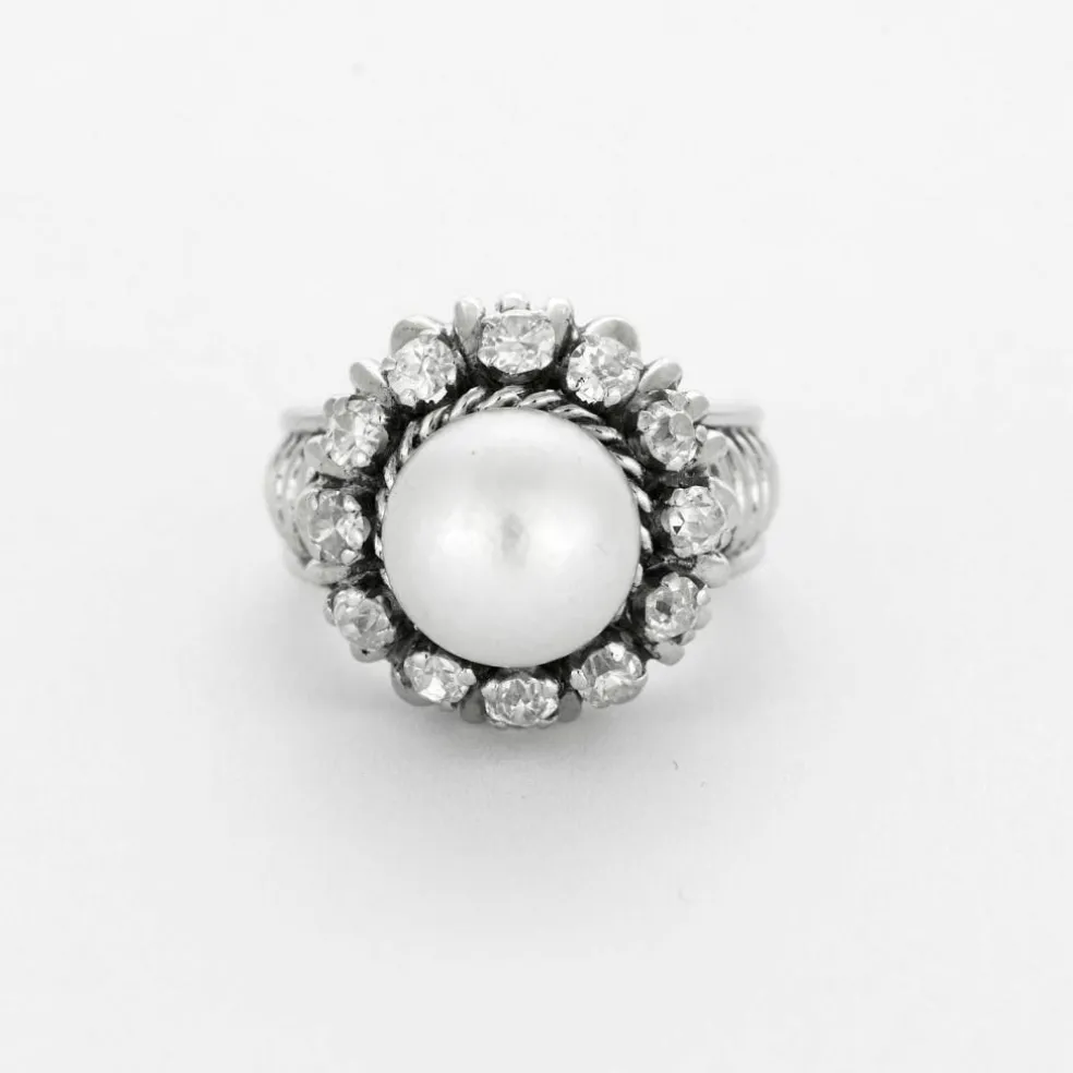 Bague ancienne en or blanc, diamants et une perle.