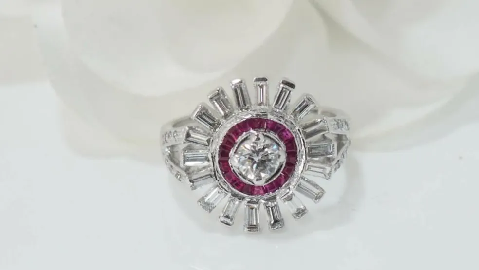 Bague ancienne en or blanc, rubis et diamants