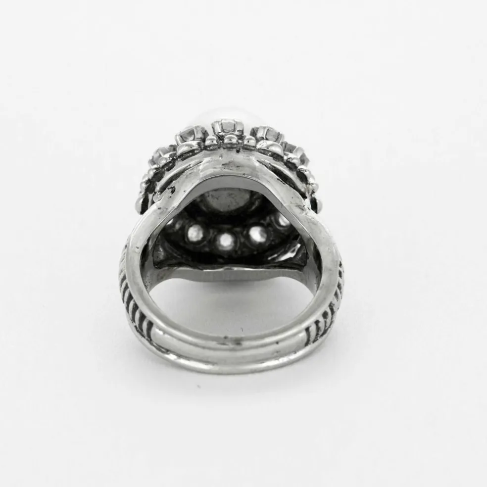 Bague ancienne en or blanc, diamants et une perle.