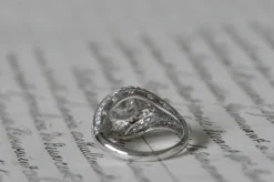 Bague ancienne en or blanc avec diamants