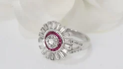 Bague ancienne en or blanc, rubis et diamants