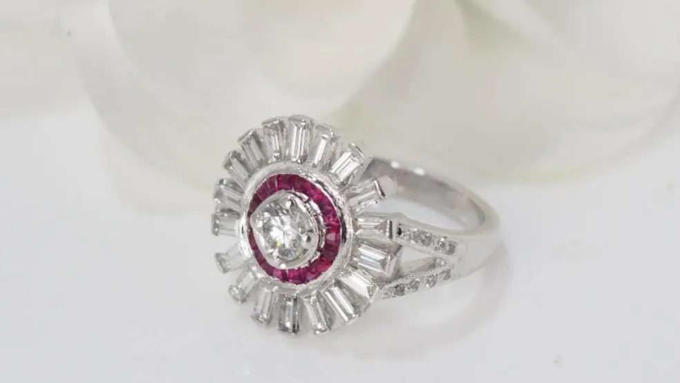 Bague ancienne en or blanc, rubis et diamants