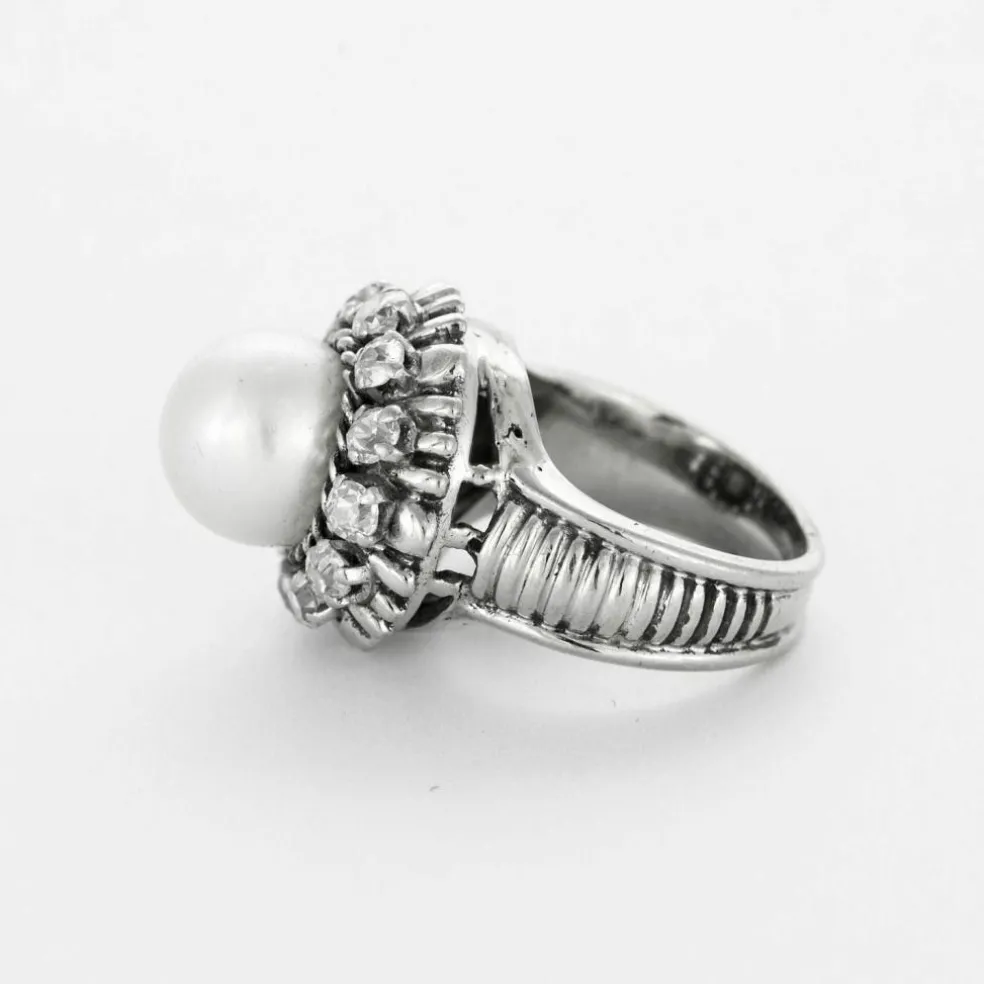 Bague ancienne en or blanc, diamants et une perle.