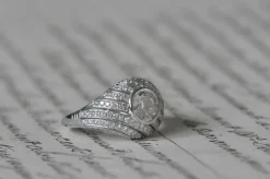 Bague ancienne en or blanc avec diamants