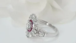 Bague ancienne en or blanc, rubis et diamants