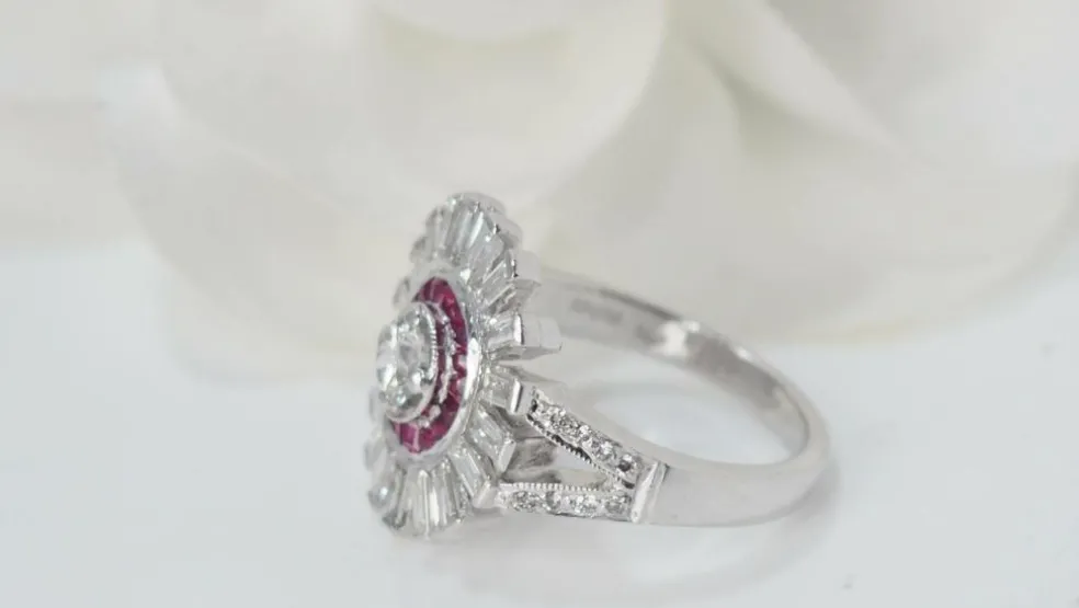 Bague ancienne en or blanc, rubis et diamants