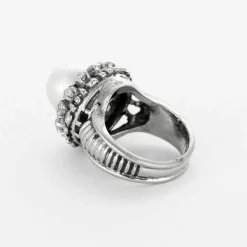 Bague ancienne en or blanc, diamants et une perle.