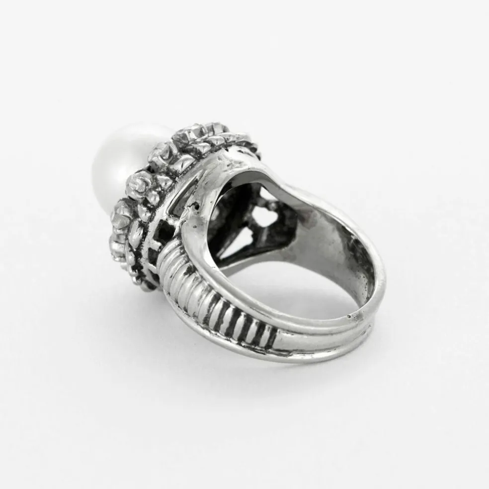 Bague ancienne en or blanc, diamants et une perle.