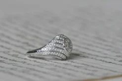 Bague ancienne en or blanc avec diamants