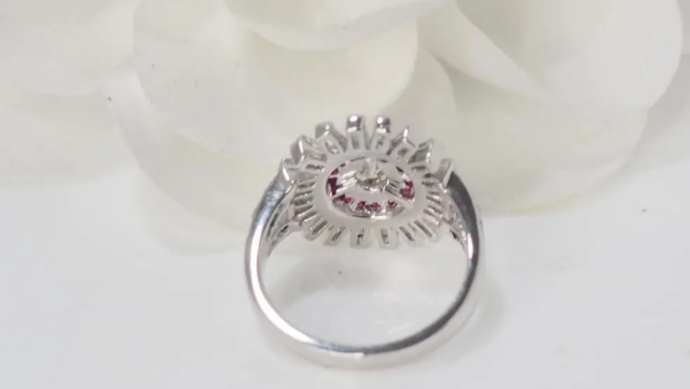 Bague ancienne en or blanc, rubis et diamants