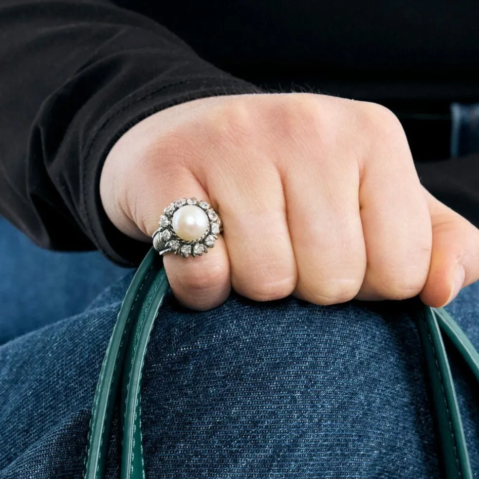 Bague ancienne en or blanc, diamants et une perle.