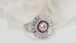 Bague ancienne en or blanc, rubis et diamants