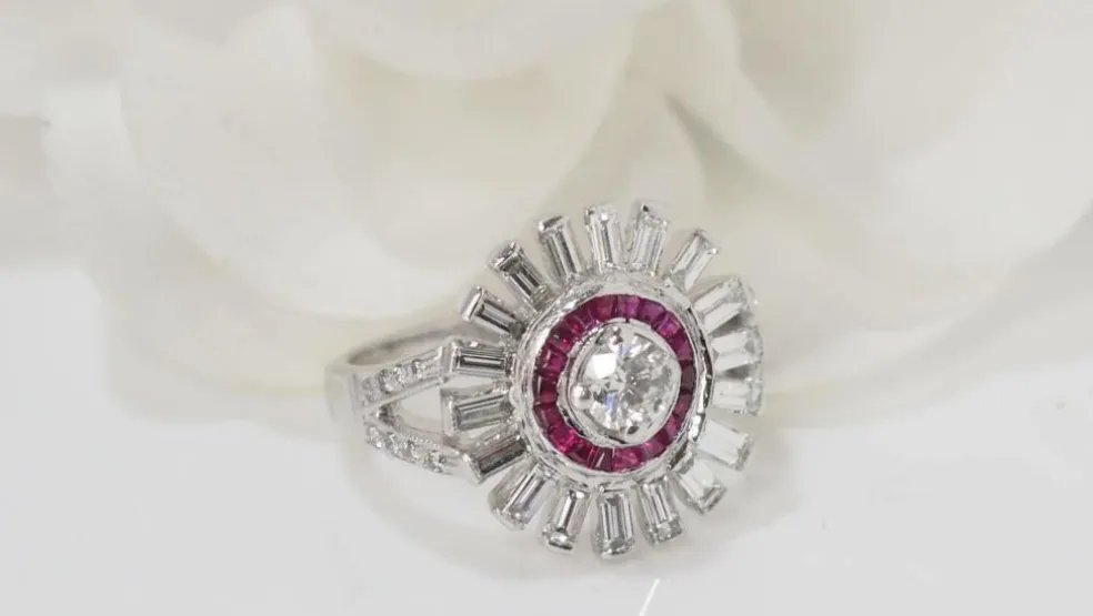Bague ancienne en or blanc, rubis et diamants