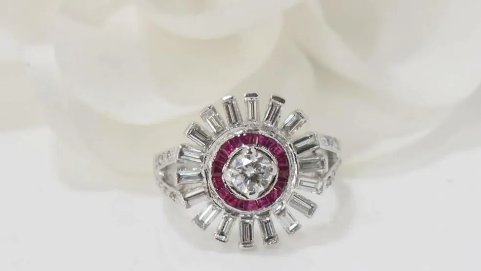 Bague ancienne en or blanc, rubis et diamants