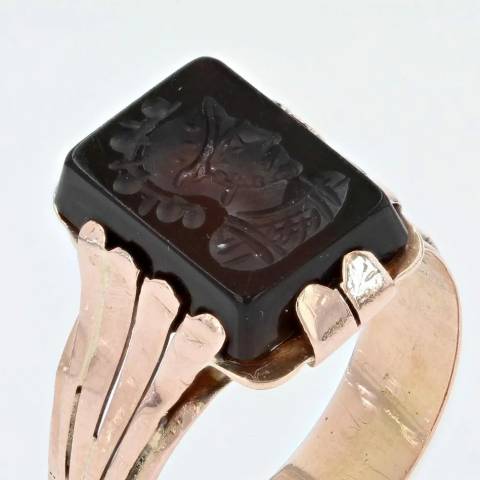 Bague ancienne en or et intaille