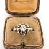 Bague ancienne en or jaune avec gros diamant central