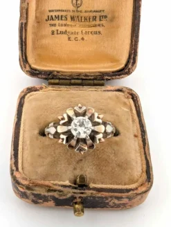 Bague ancienne en or jaune avec gros diamant central