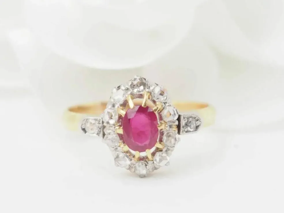 Bague ancienne en or jaune, rubis et diamants