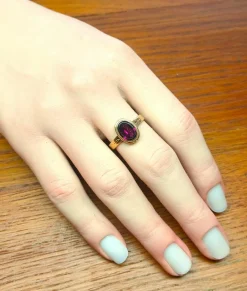 Bague ancienne en or jaune et grenat violacé