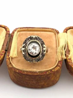 Bague ancienne en or jaune et argent avec diamant