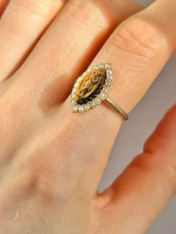 Bague ancienne en or jaune 18k œil de tigre et perles