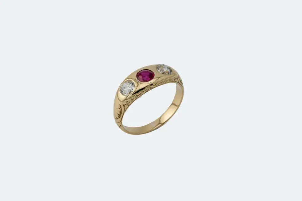 Bague ancienne en or jaune avec rubis et diamants