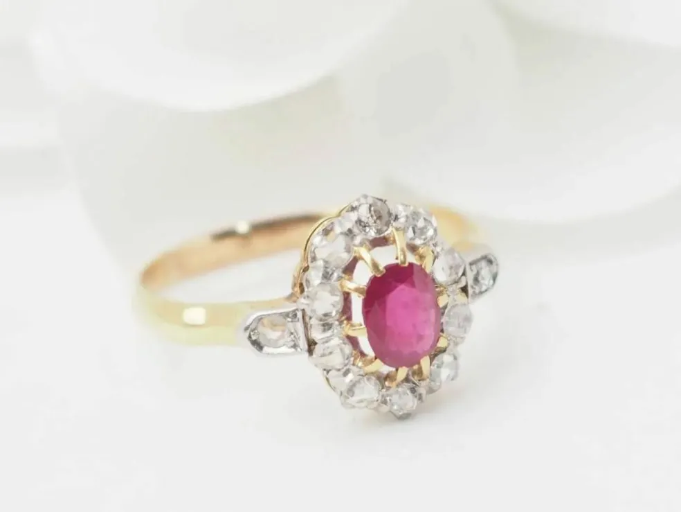 Bague ancienne en or jaune, rubis et diamants